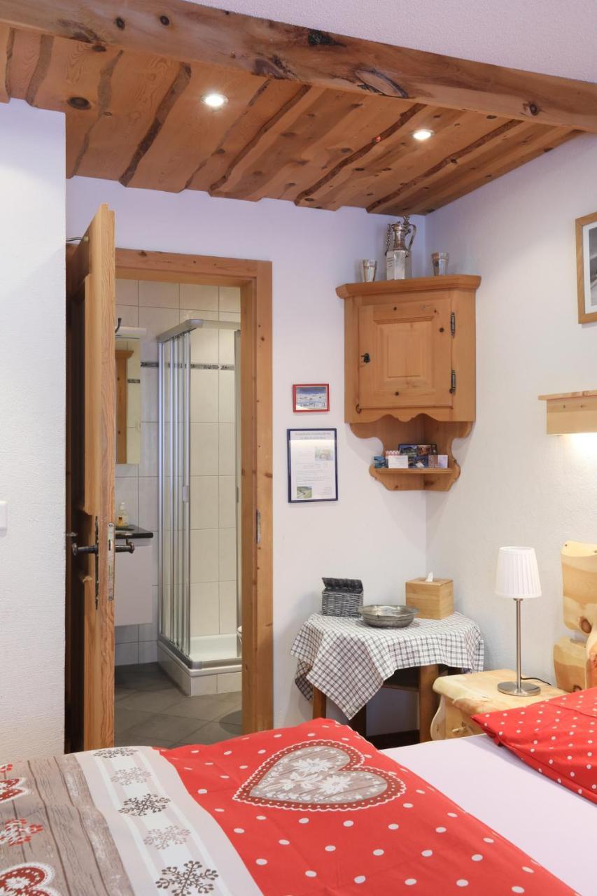 Doppel-/Zweibettzimmer mit eigenem Bad