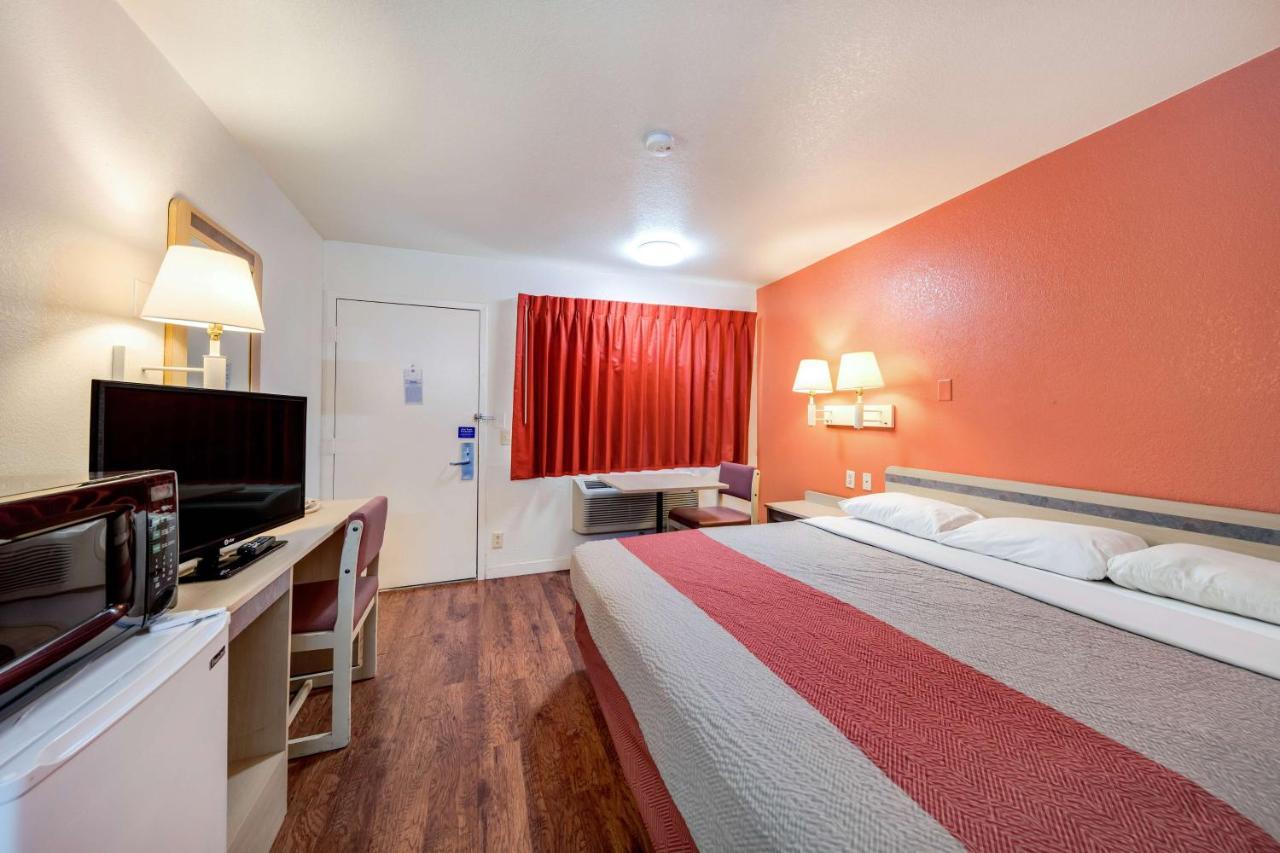 Deluxe King Room - Non-Smoking