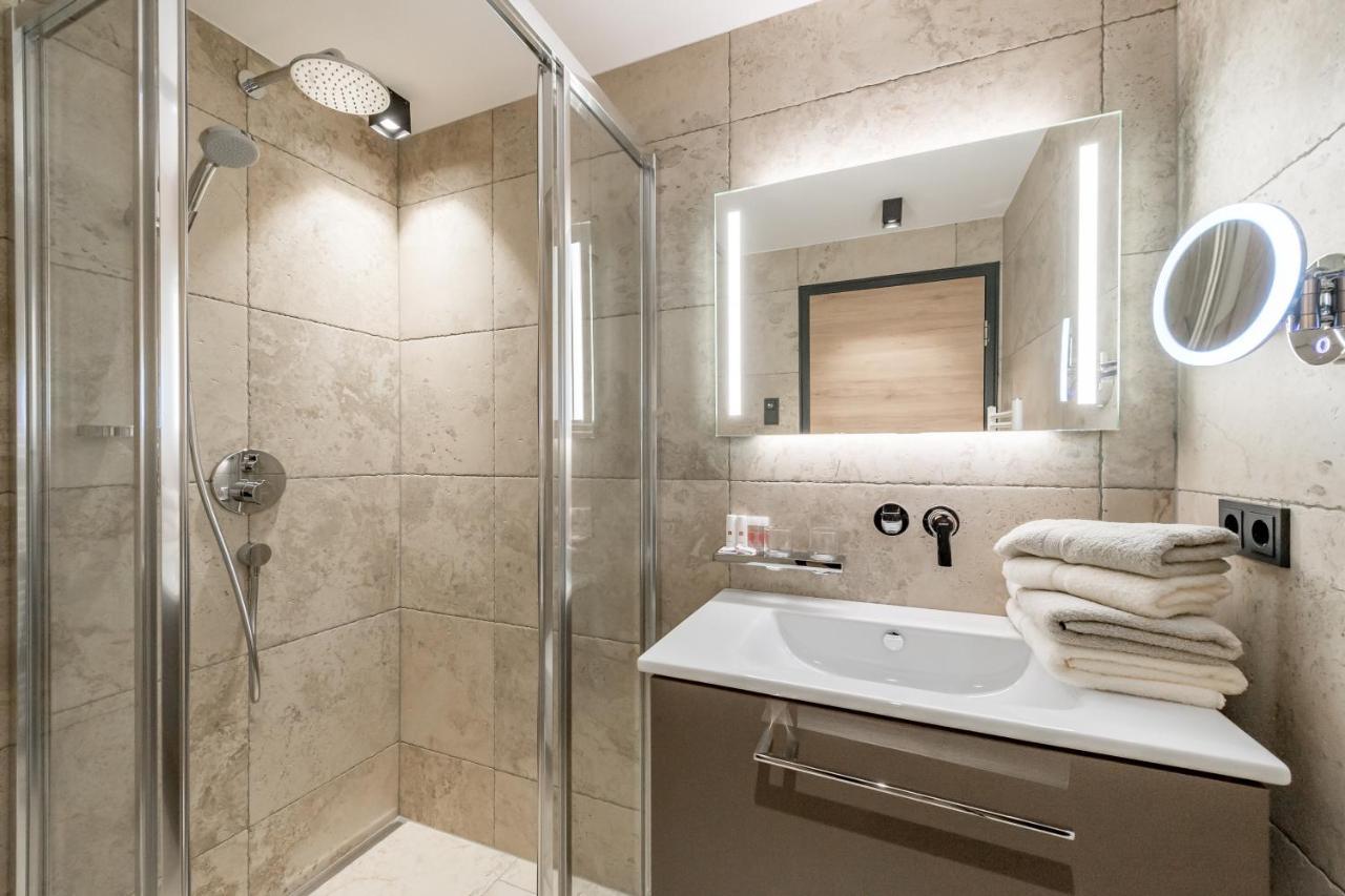 King Room with Walk-In Shower – Hearing Accessible with Microwave & Refrigerator