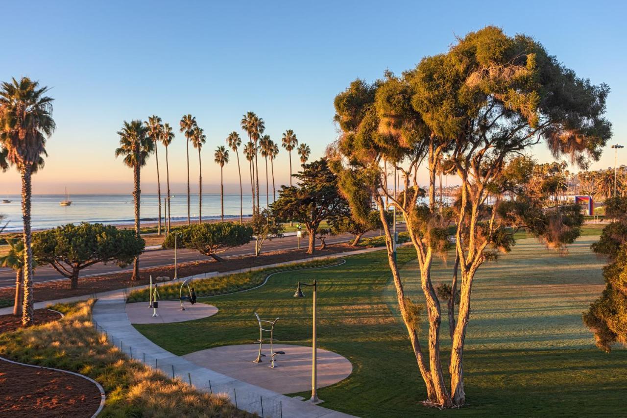 Alojamiento con cama extragrande y vistas al parque