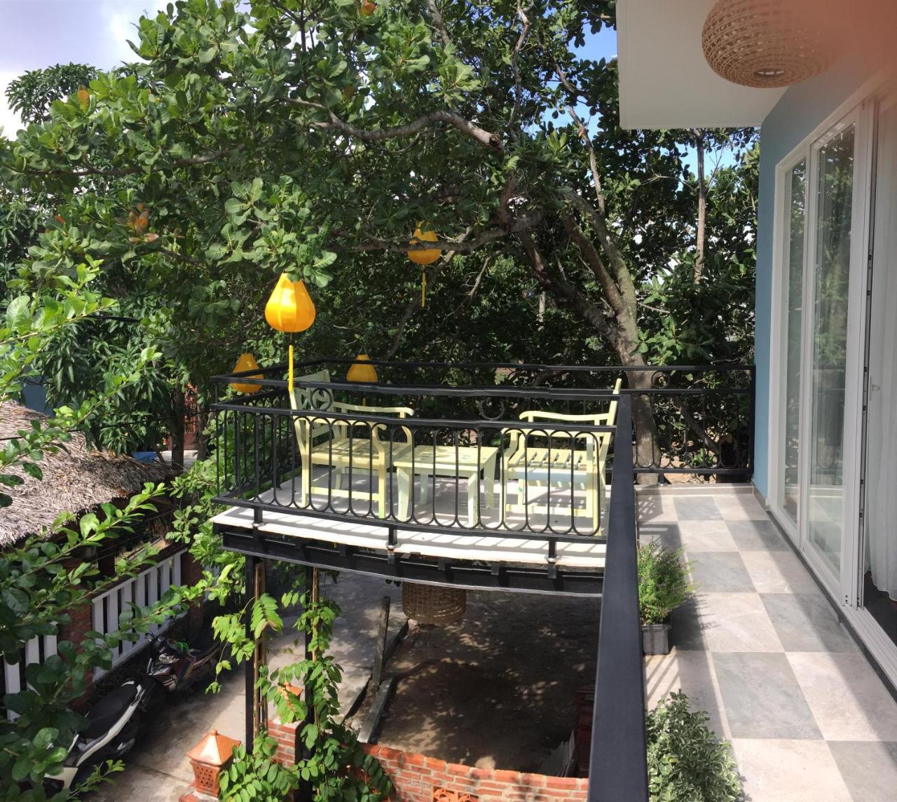 Family Room with Garden View