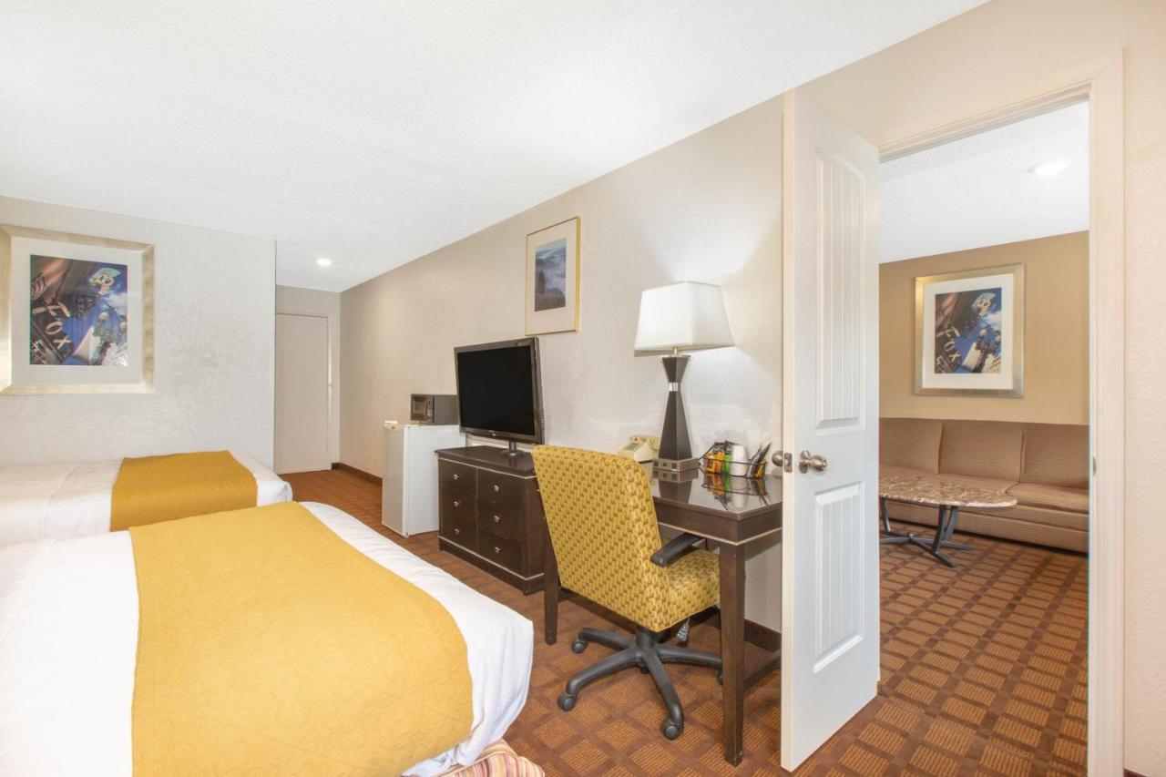 Queen Suite with Two Queen Beds - Non-Smoking