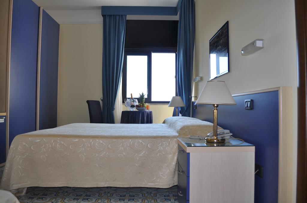 Double or Twin Room with Sea View (1 Adult)