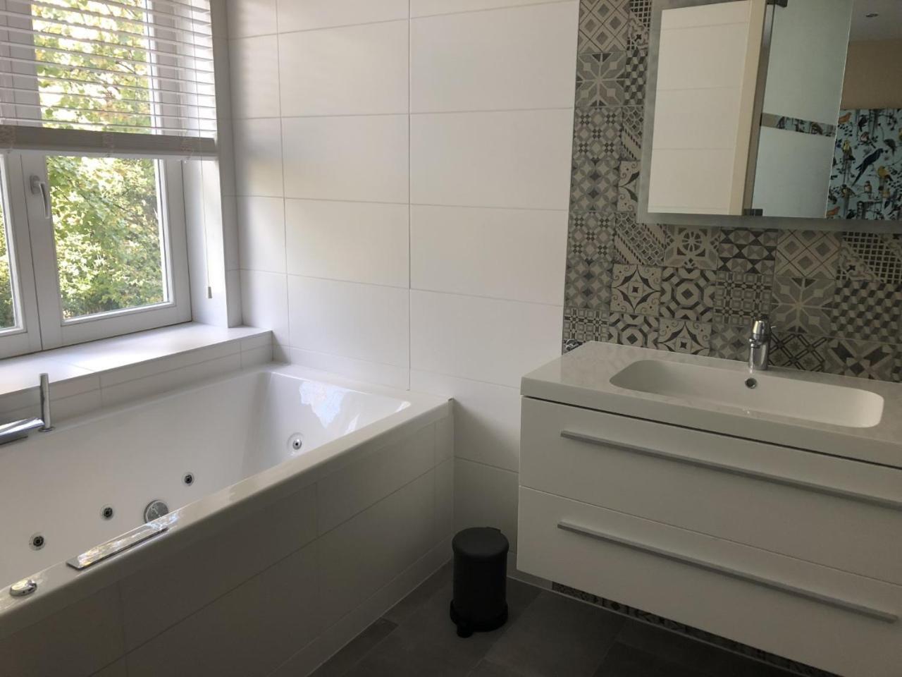 Suite with Spa Bath,965898298:JPEG