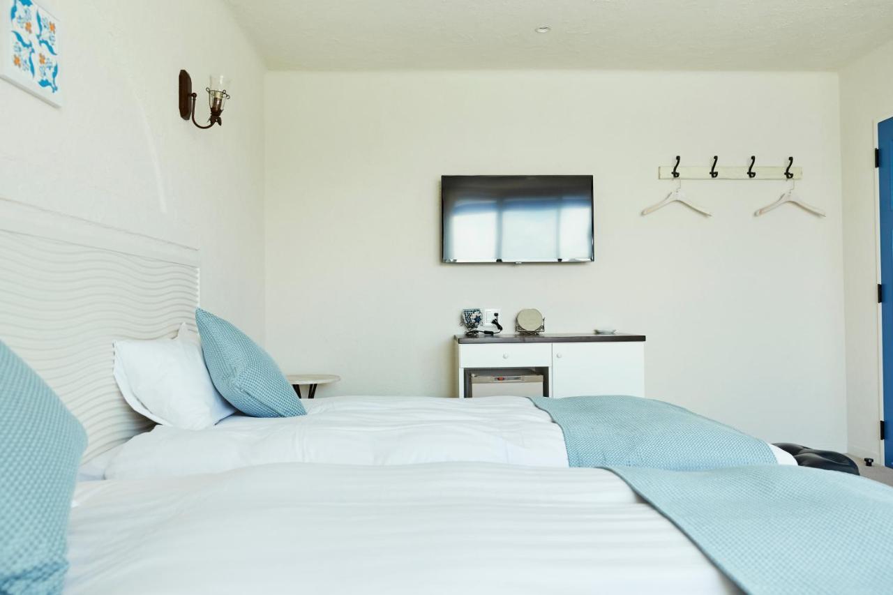 Twin Room with Private External Bathroom