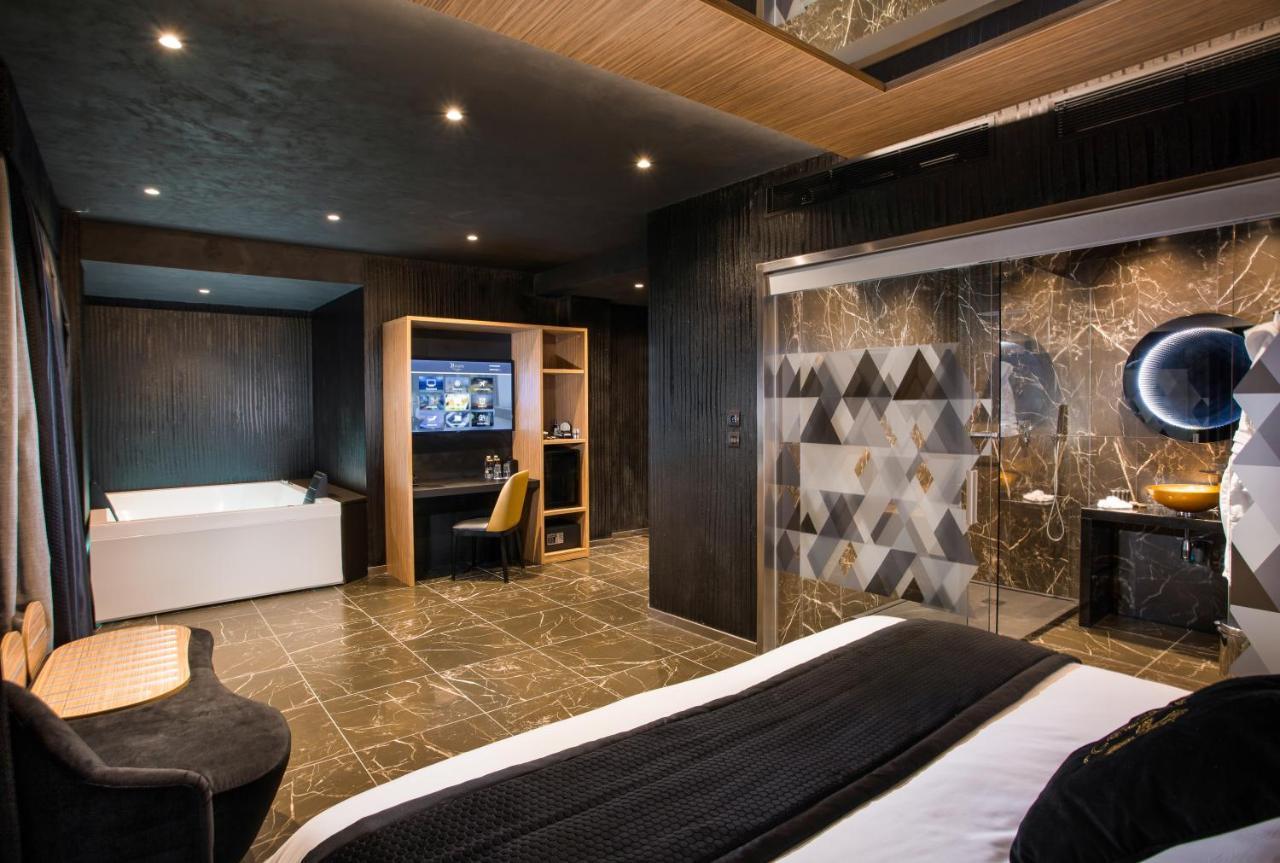 Suite Hot Tub,757766542:JPEG