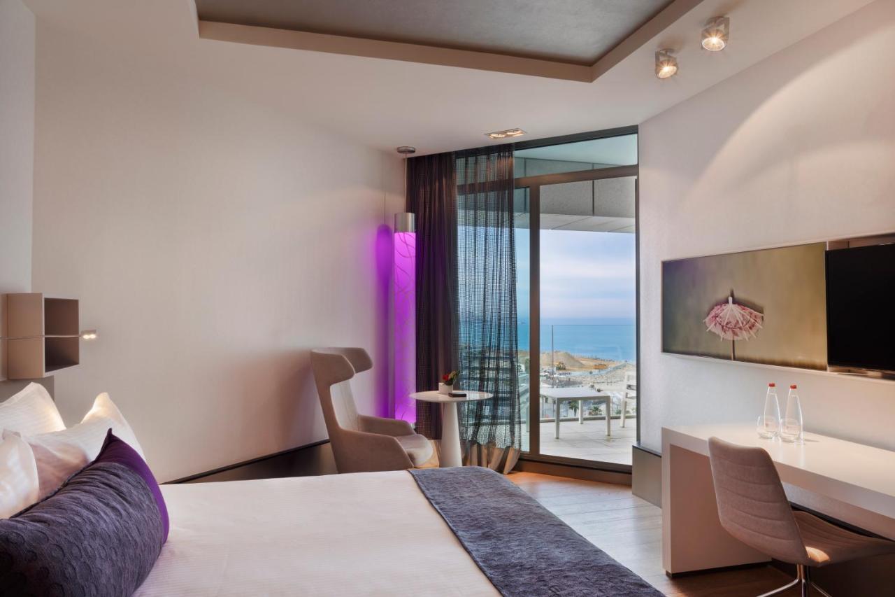 Executive Room Lounge Access