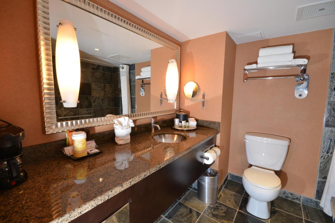 Corner King Suite with Whirlpool