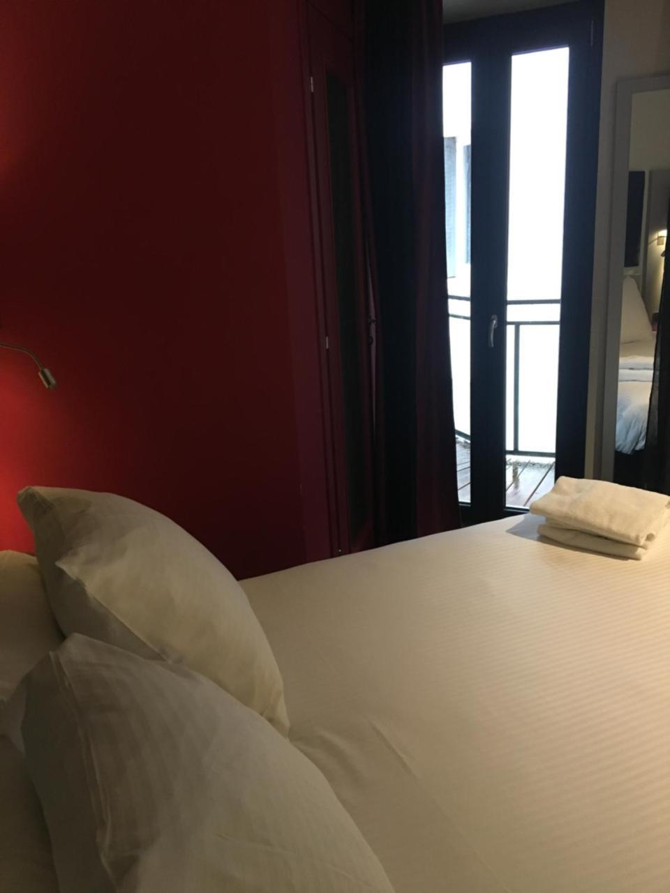 Standard Queen Room Queen Bed Balcony Side