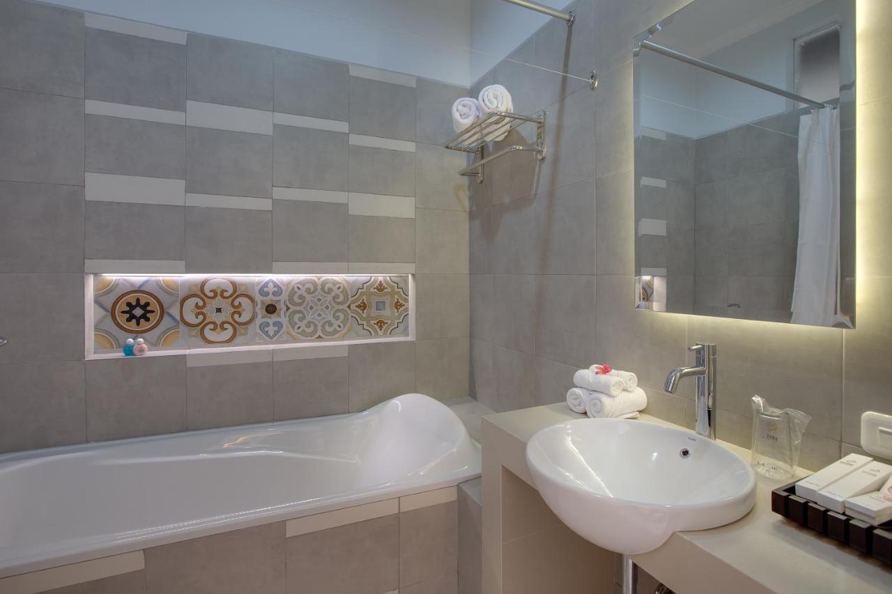Lagoon Pool View Double Bed