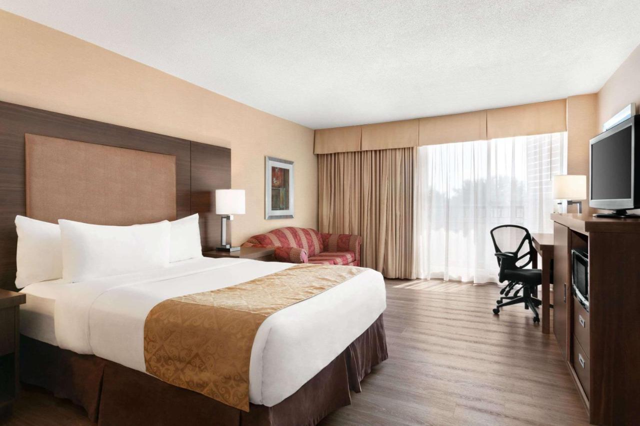 Deluxe Queen Room with Lake View - Non-Smoking
