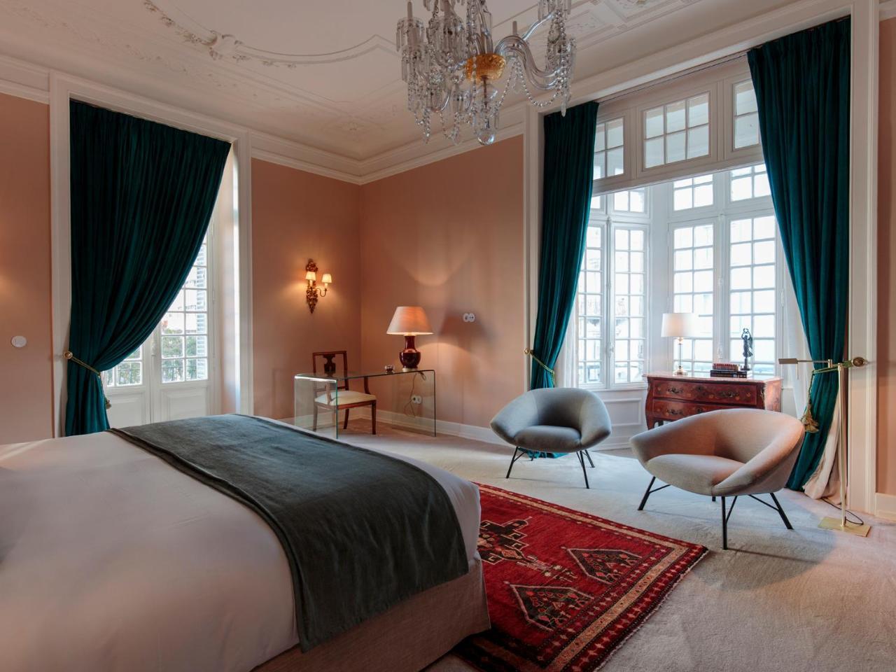 Deluxe Suite with Balcony