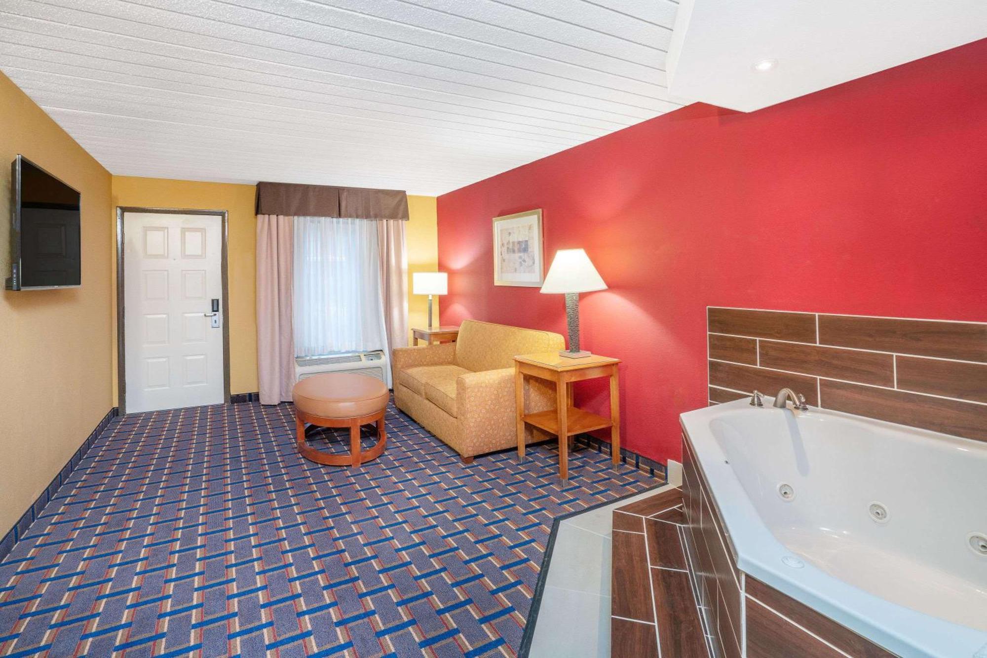 One-Bedroom King Suite - Non-Smoking