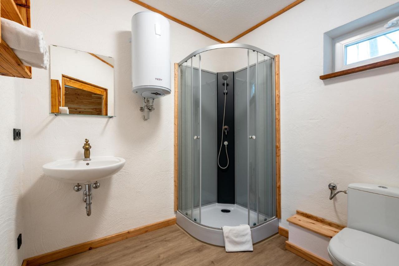Vierbettzimmer mit 2 Doppelbetten und eigenem Bad