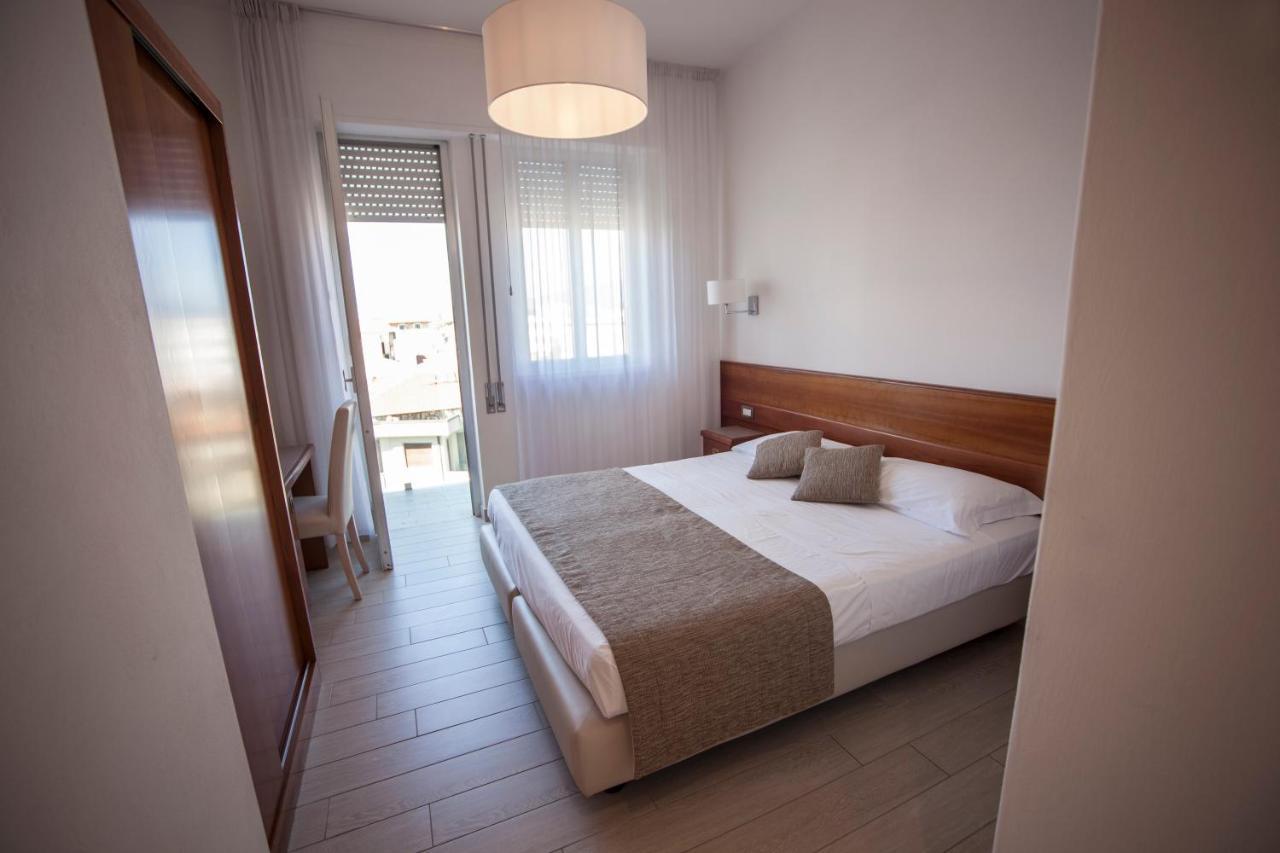 Double or Twin Room with Side Sea View - Beach Access