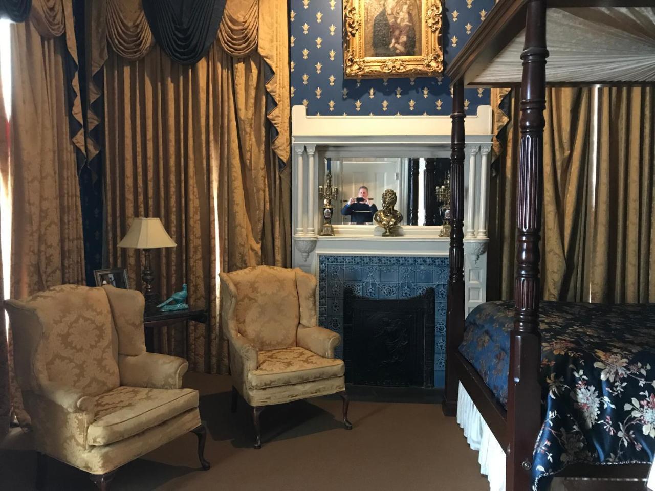 Queen Room - Newman Room