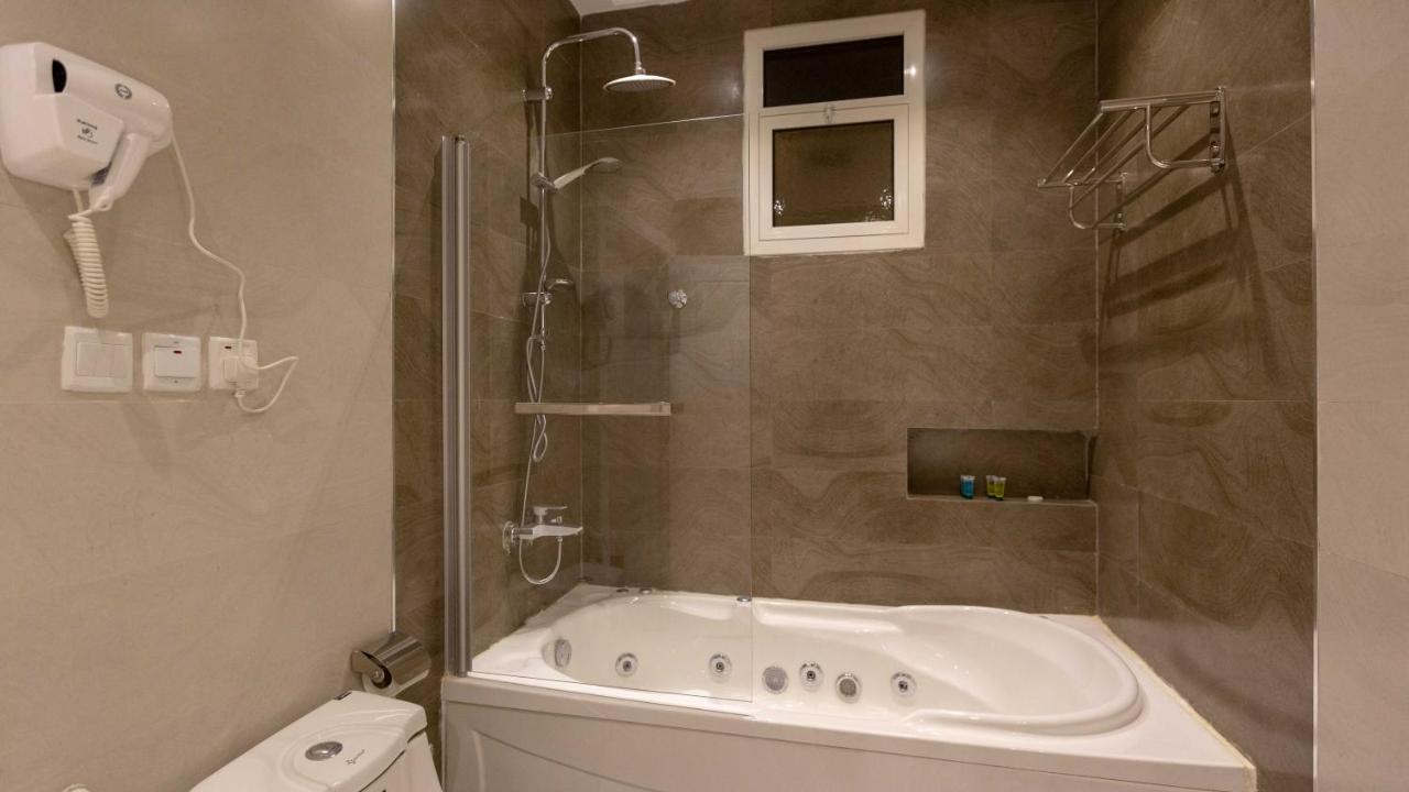 Suite with Lake View,930960436:JPEG