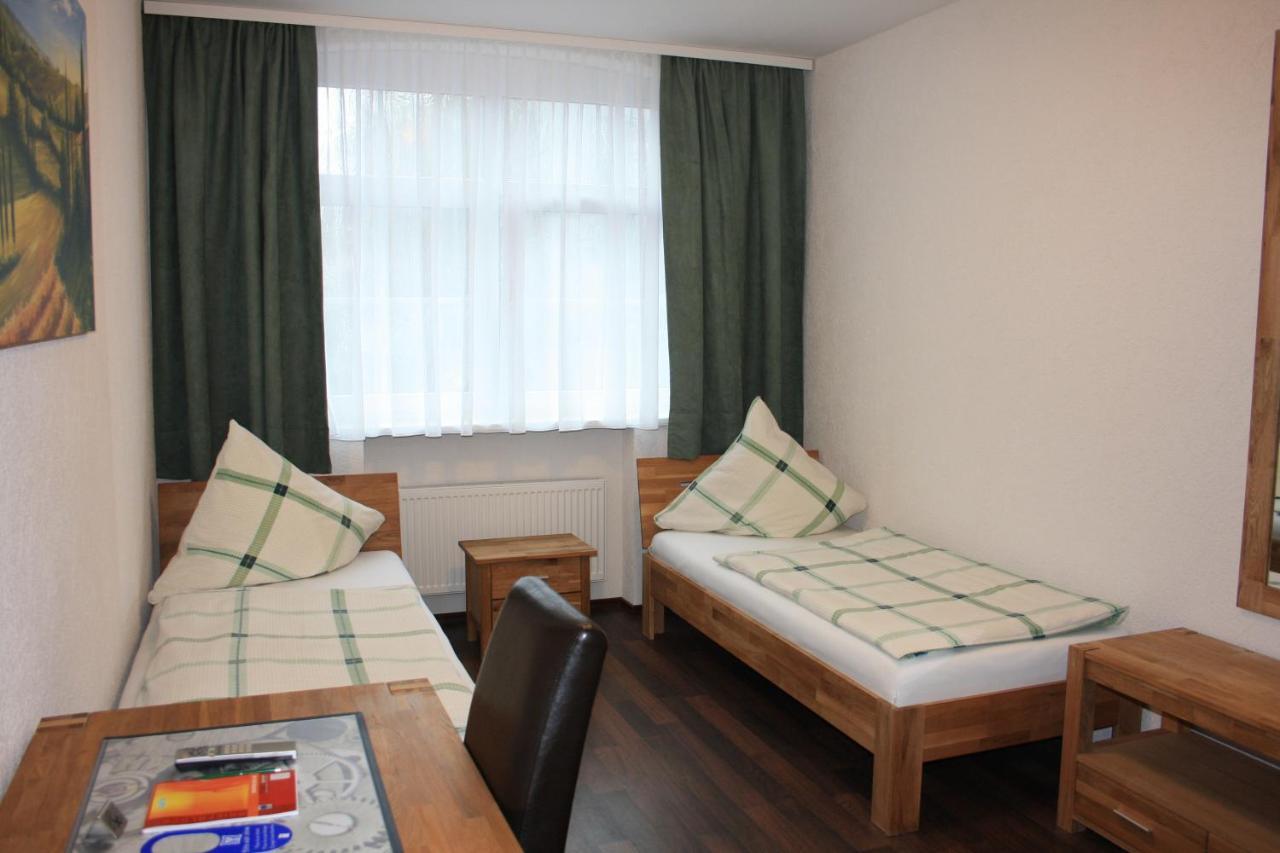 Zweibettzimmer mit Bad