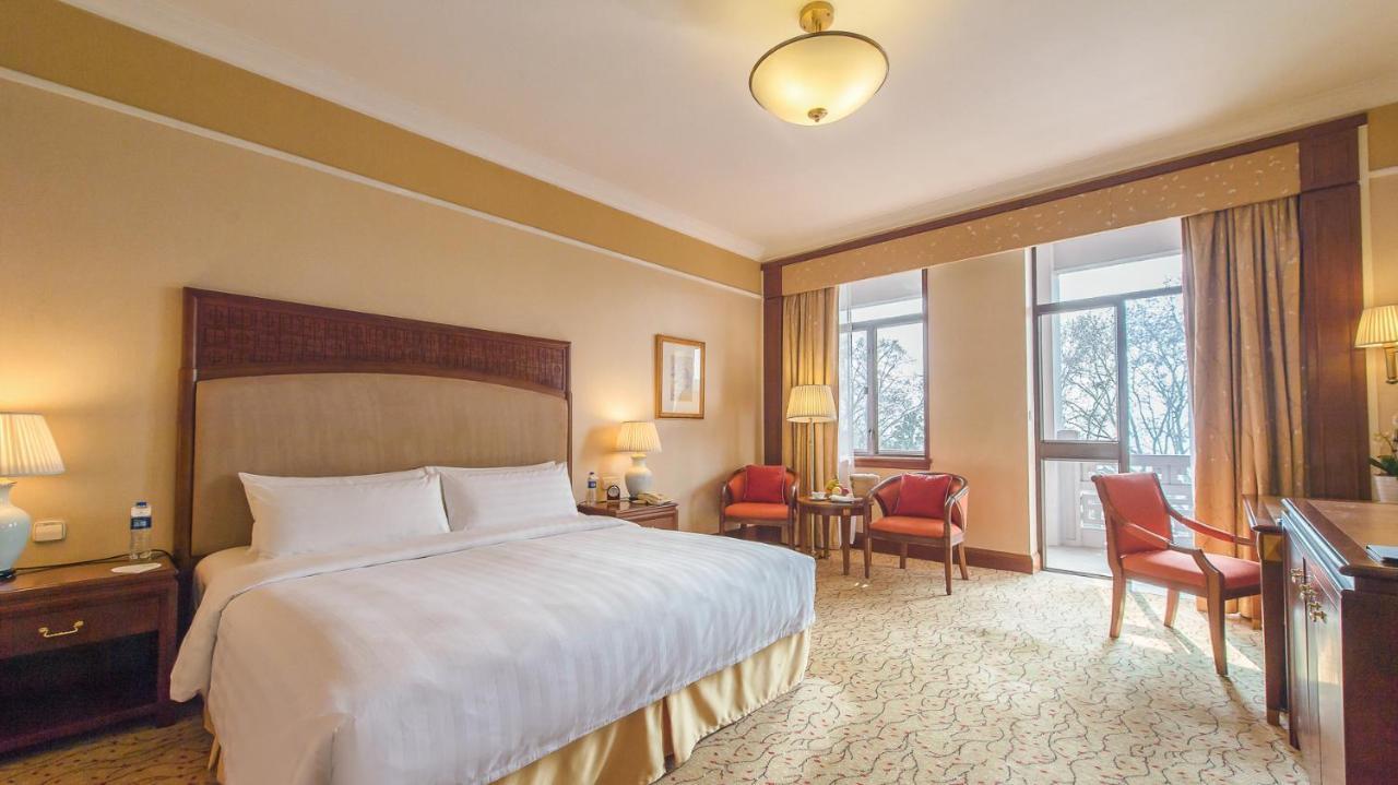 Horizon Lakeside King Bed Room