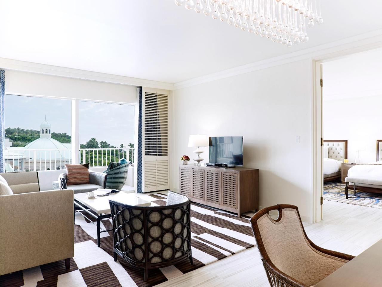 King or Twin Poolside Suite