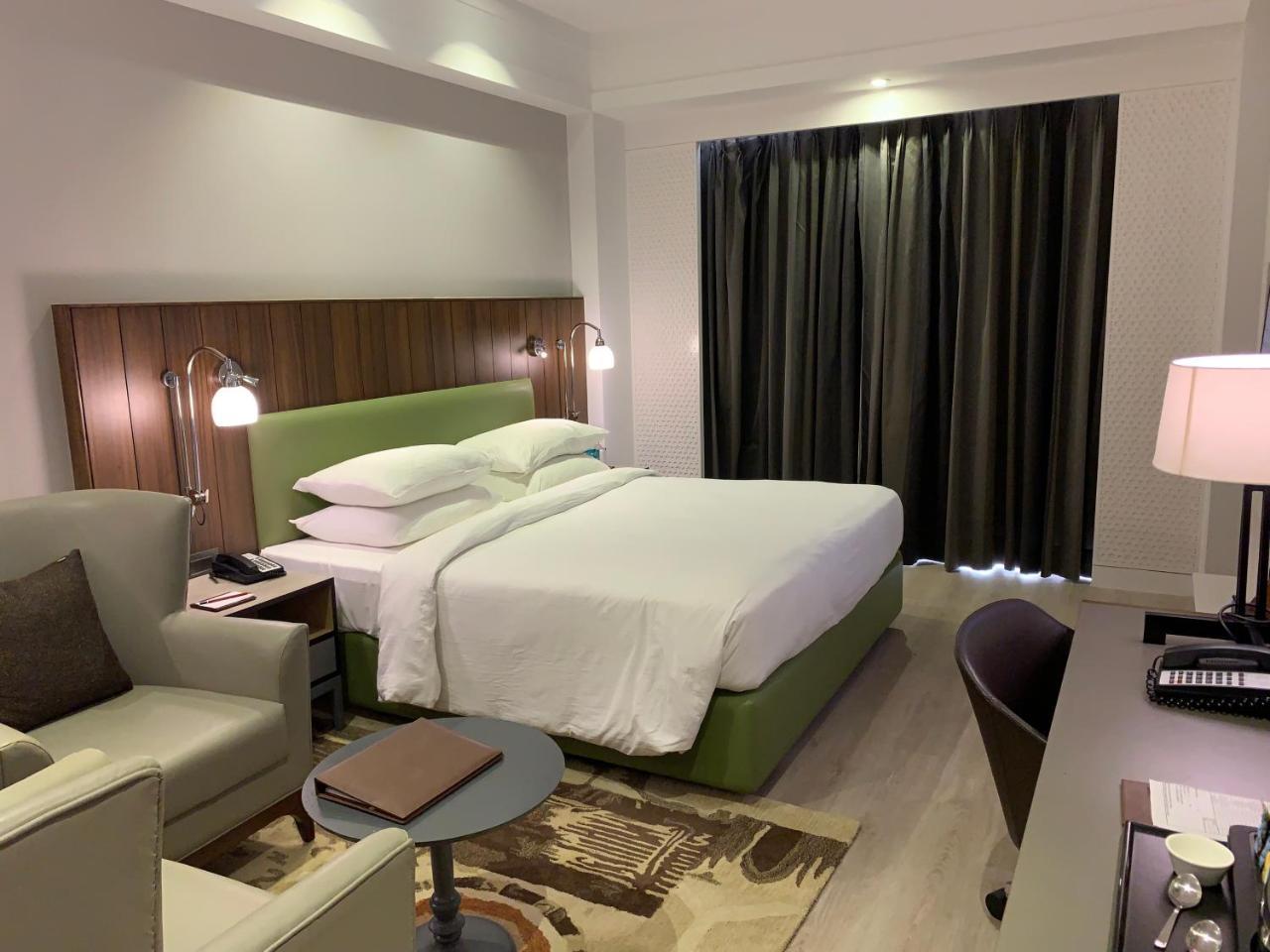 Deluxe Room - Free breakfast for 2 & WiFi, lounge access between 6-8 PM + drinks, 2 free laundry/night