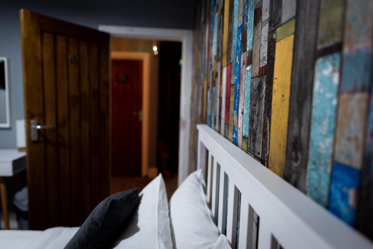 Habitación con cama extragrande.
