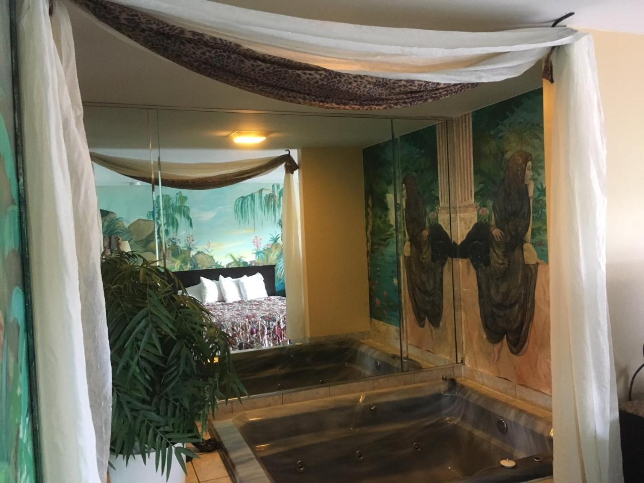 Suite with Hot Tub
