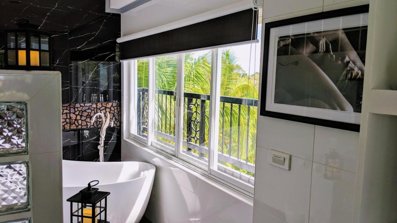 Deluxe Double Room with Balcony and Sea View