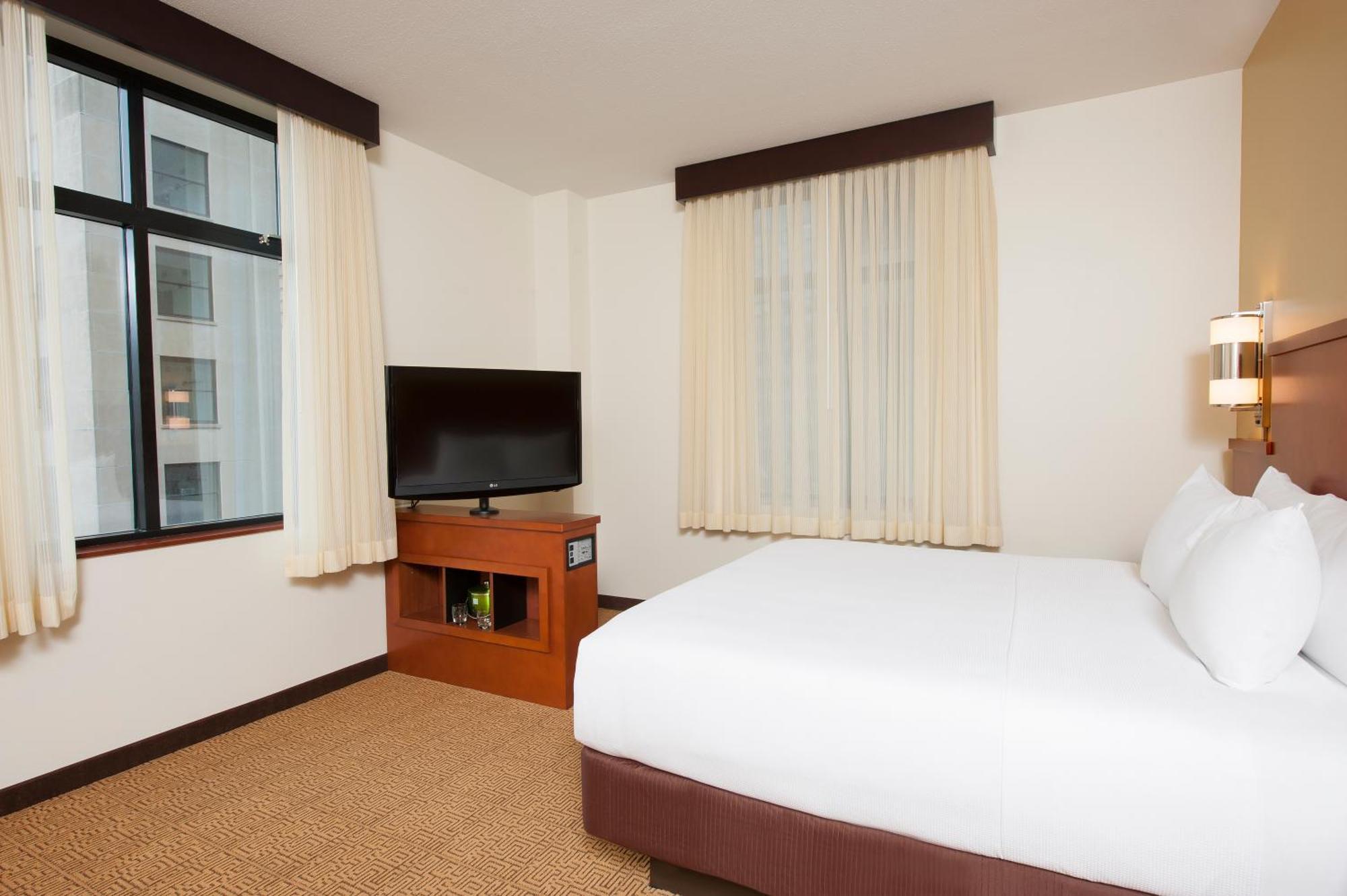 King Room with Sofa Bed and Roll-In Shower - Disability Access