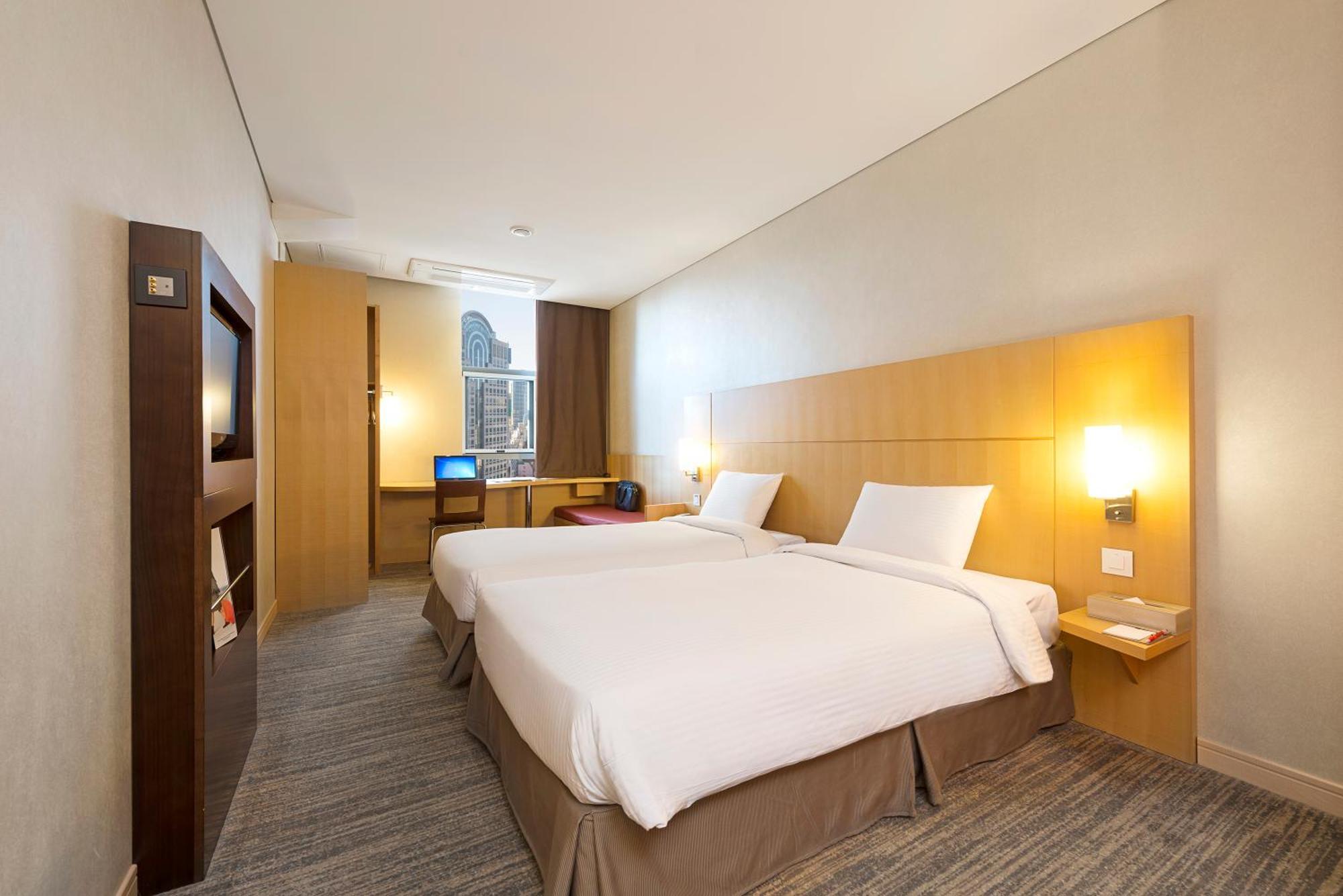 Standard Twin Room with 40,000 KRW Seven Luck Casino Coupon (Foreigners only) / Coupons are provided by the front desk, may end without notice if sold out, Coupon details amy vary depending on hotel and Casino conditions.