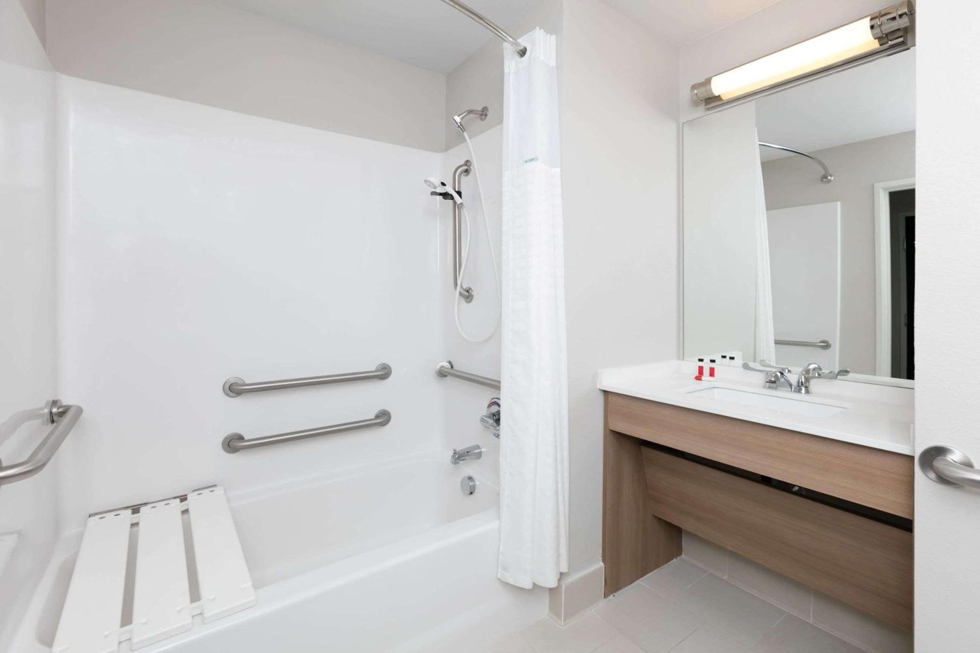 1 Queen Bed, Mobility/Hearing Access Studio Suite, Tub w/ Grab Bars, Non-Smoking