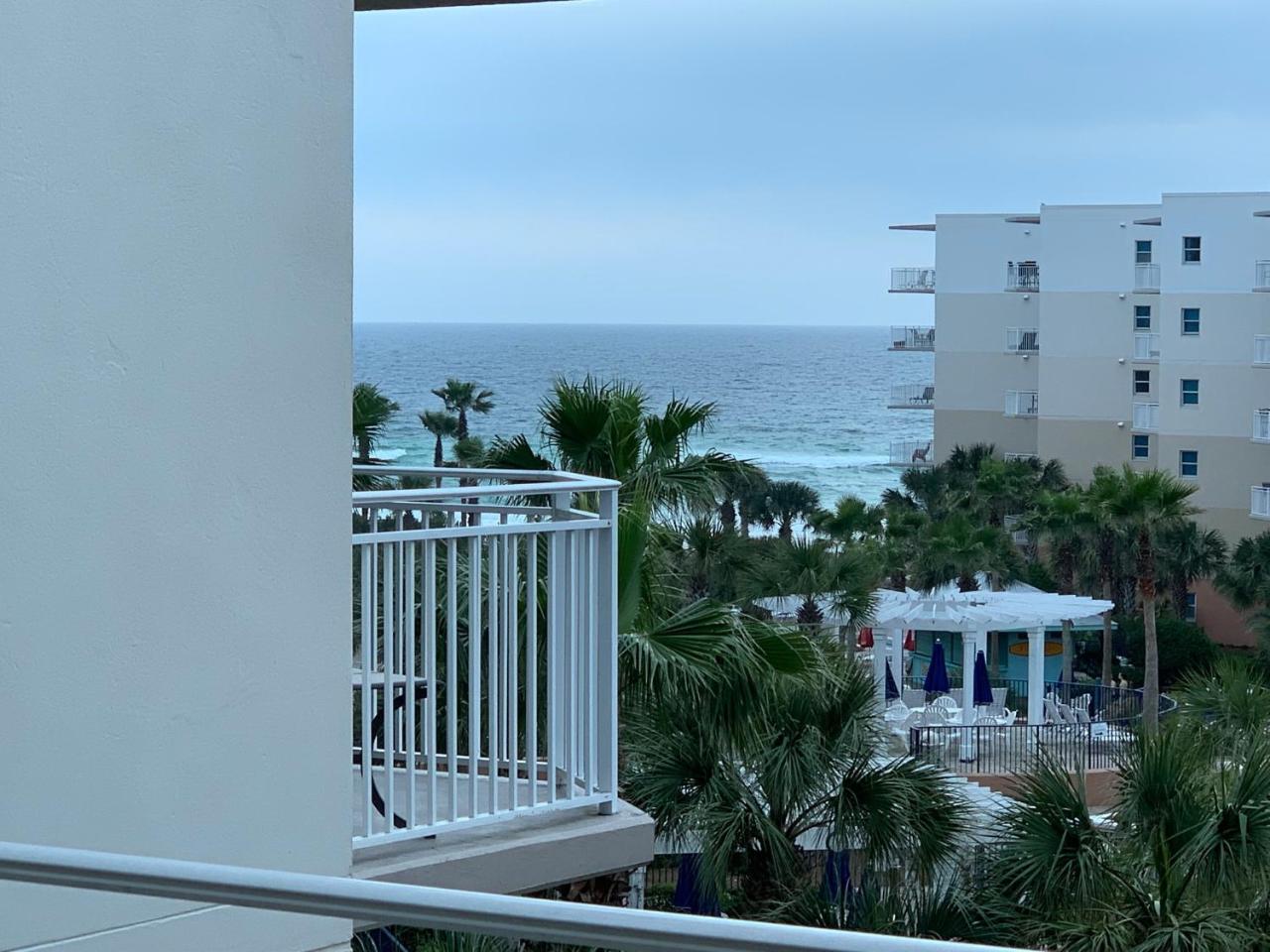 Apartment with Pool View