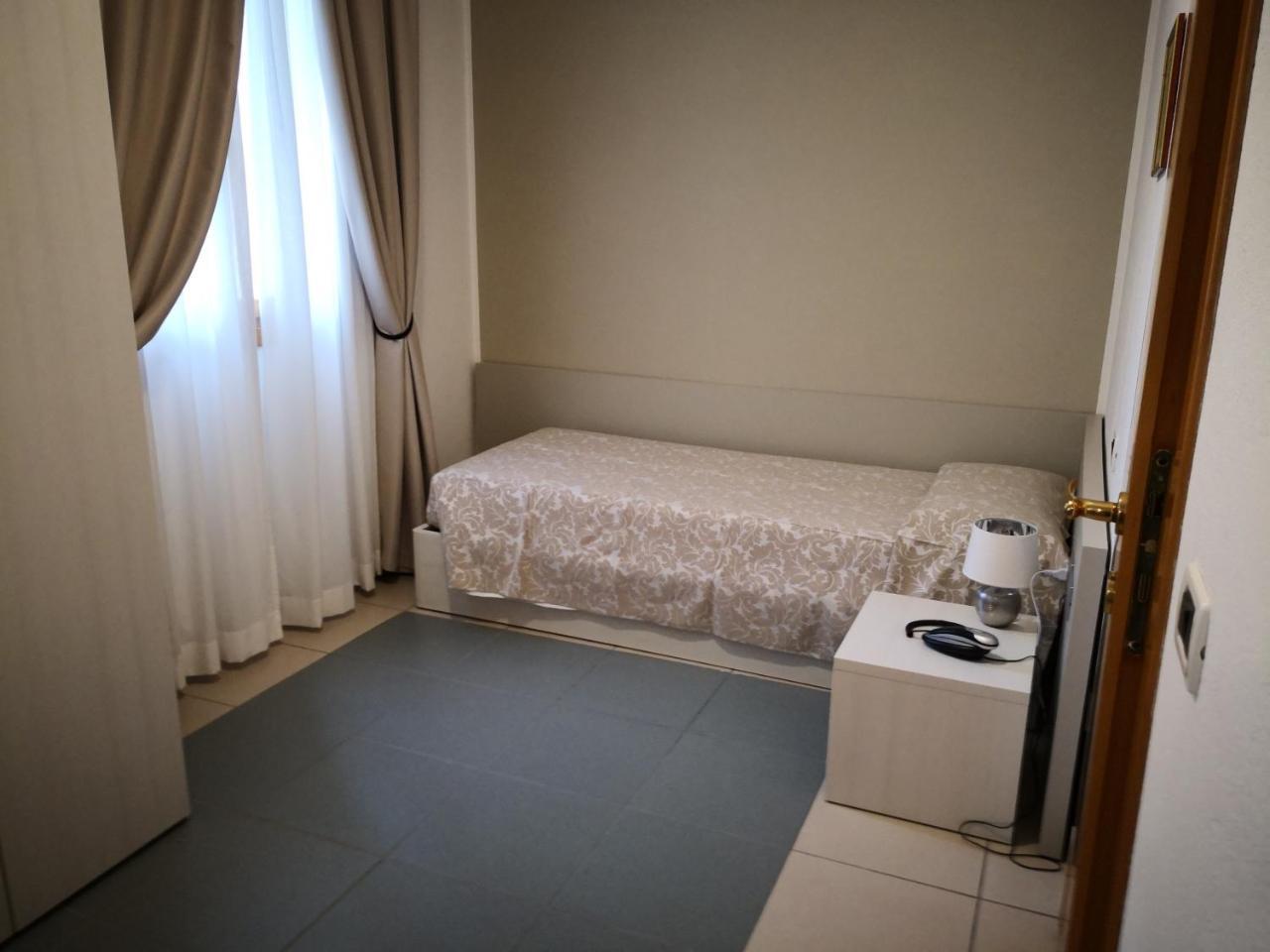 Single Room,917135458:JPEG