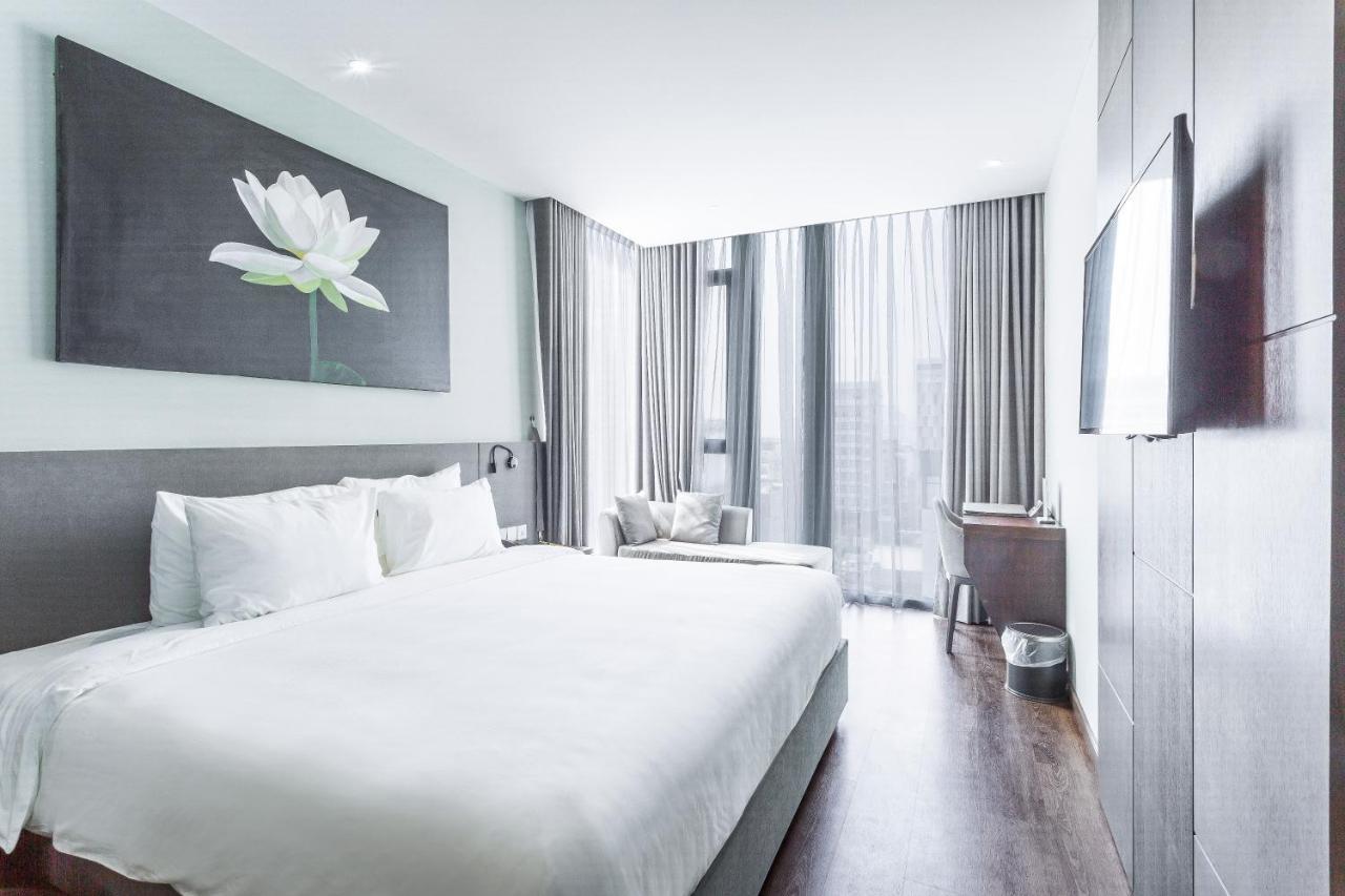 Deluxe King Room with Bathtub