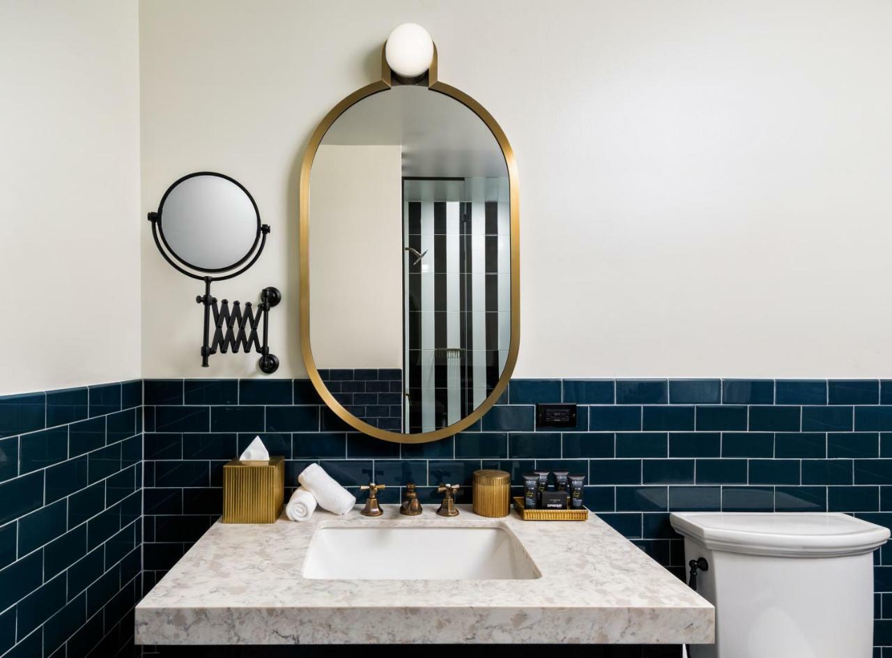 Chambre Lit King-Size avec Baignoire Accessible aux Personnes à Mobilité Réduite