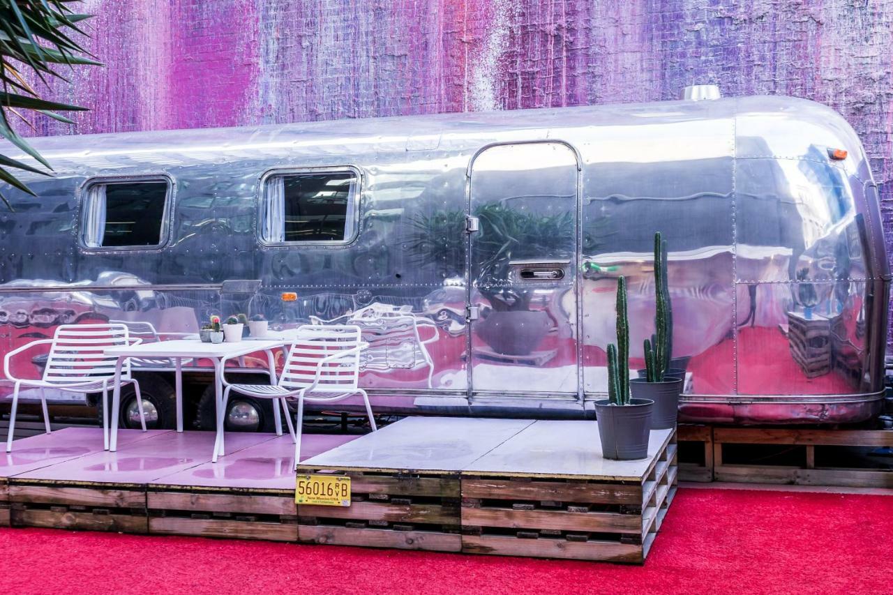 AIRSTREAM - Deluxe Queen Room,779976120:JPEG