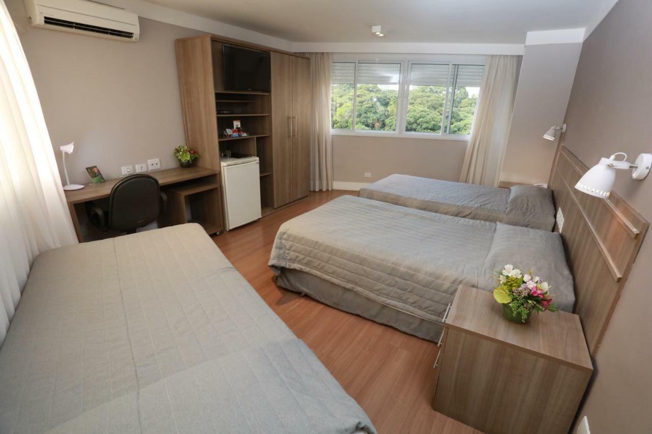 Driepersoonskamer met 3 eenpersoonsbedden.