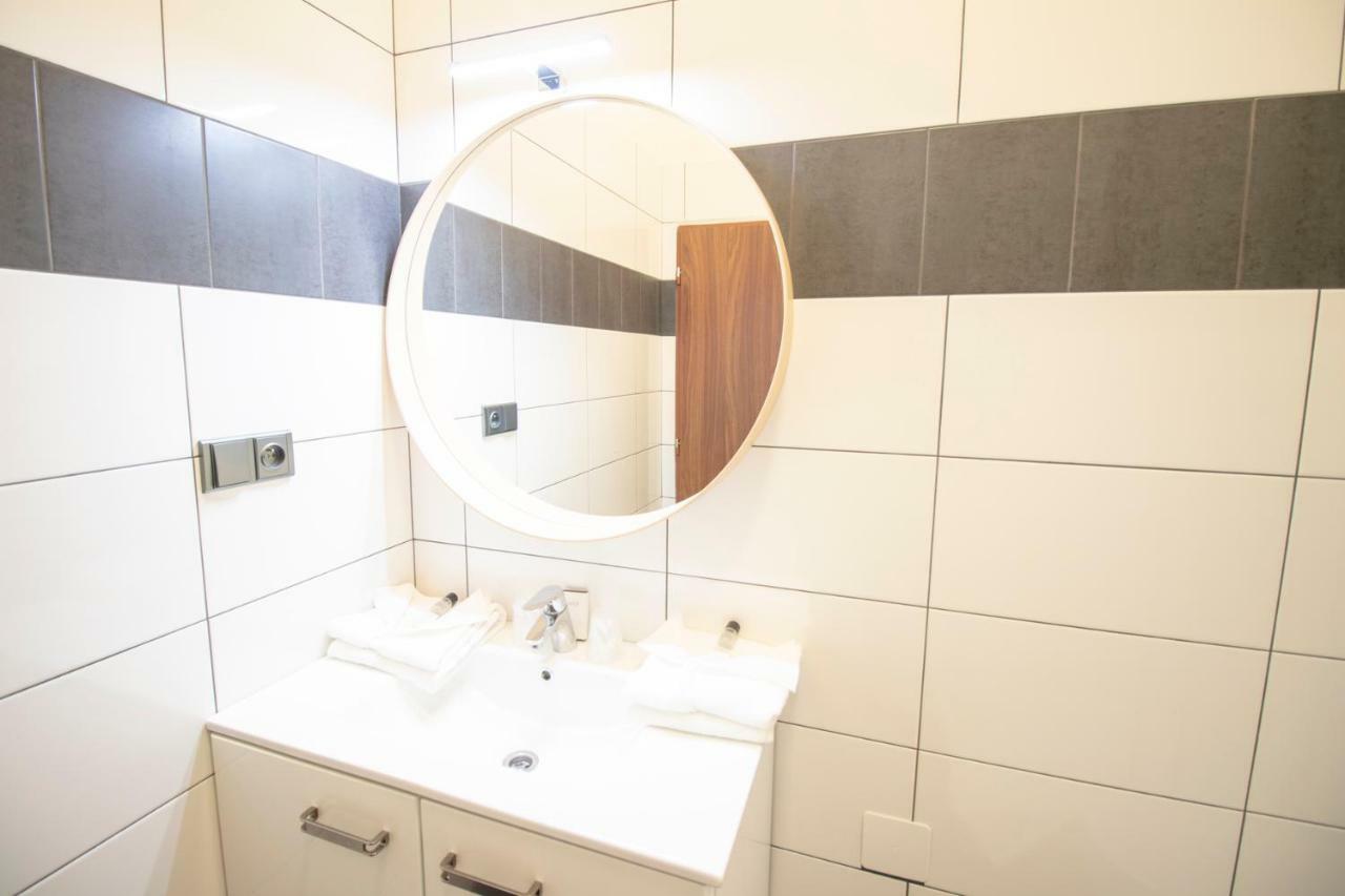 Deluxe Octuple Room With External Private Bathroom 2