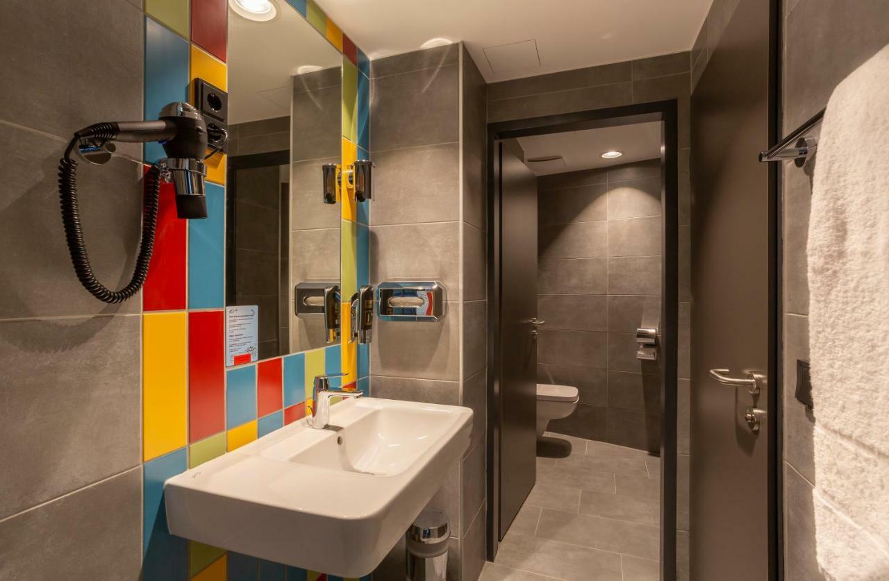 6-Bed Room,784154142:JPEG