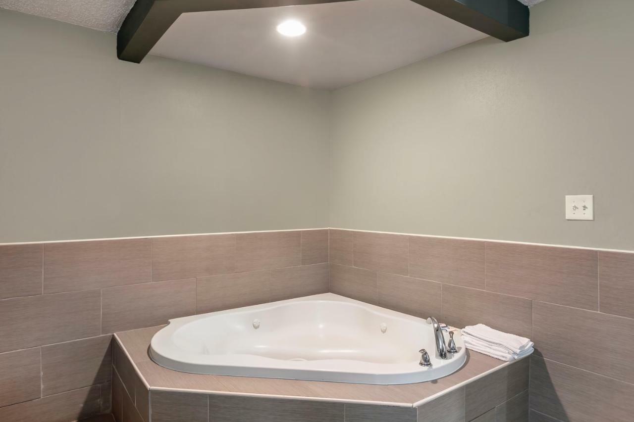 King Suite with Spa Bath - Smoking