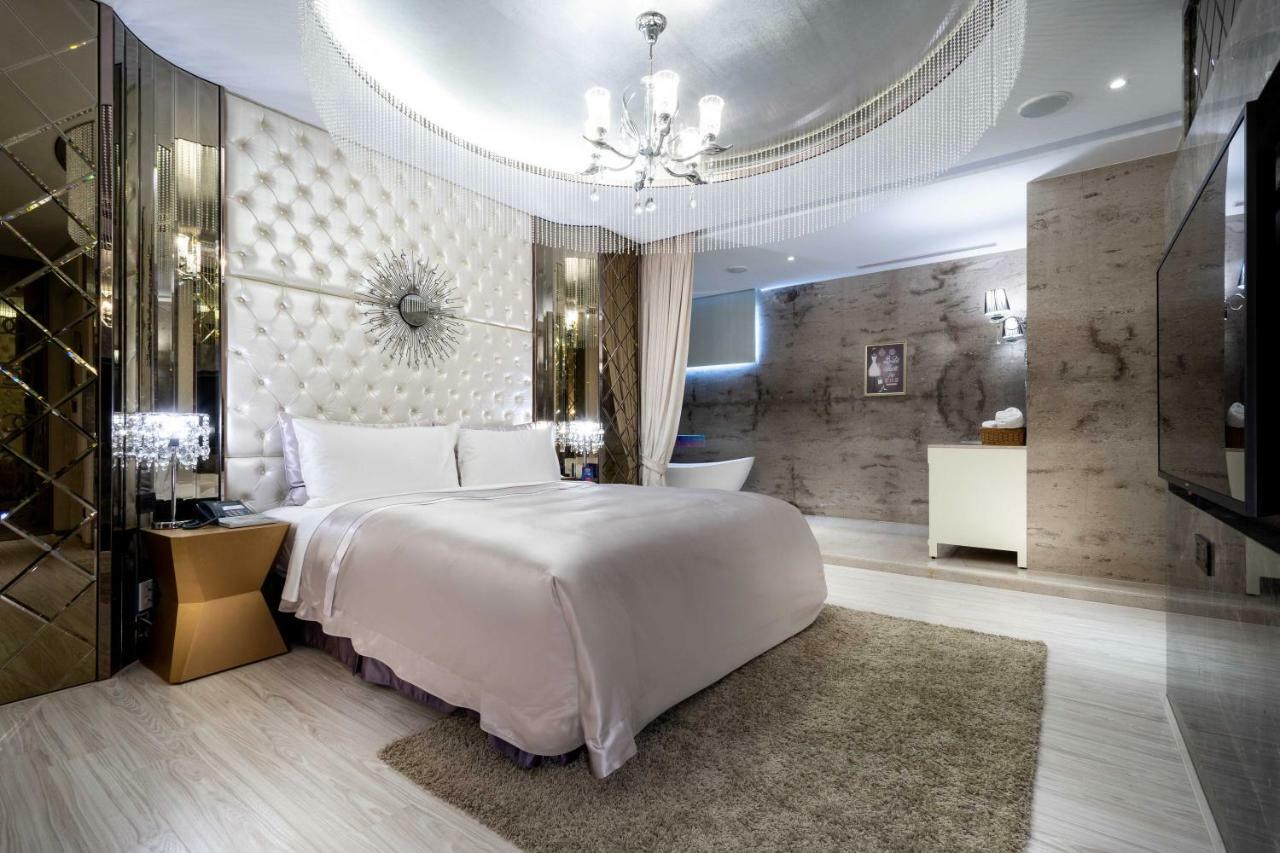 Deluxe Double Room with Bath and Private Parking