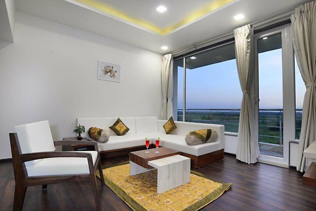 Deluxe King Suite,1176893572:JPEG