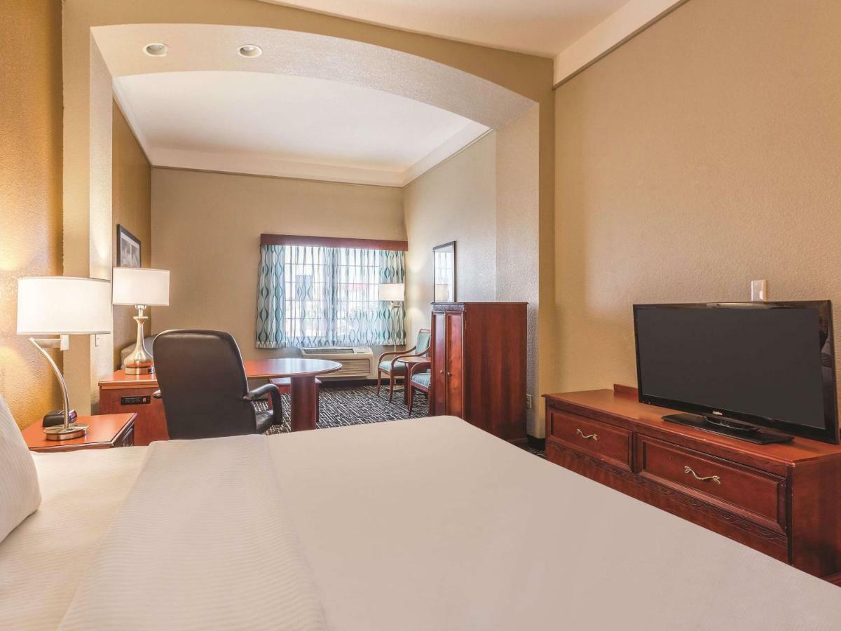 Deluxe King Suite - Non-Smoking