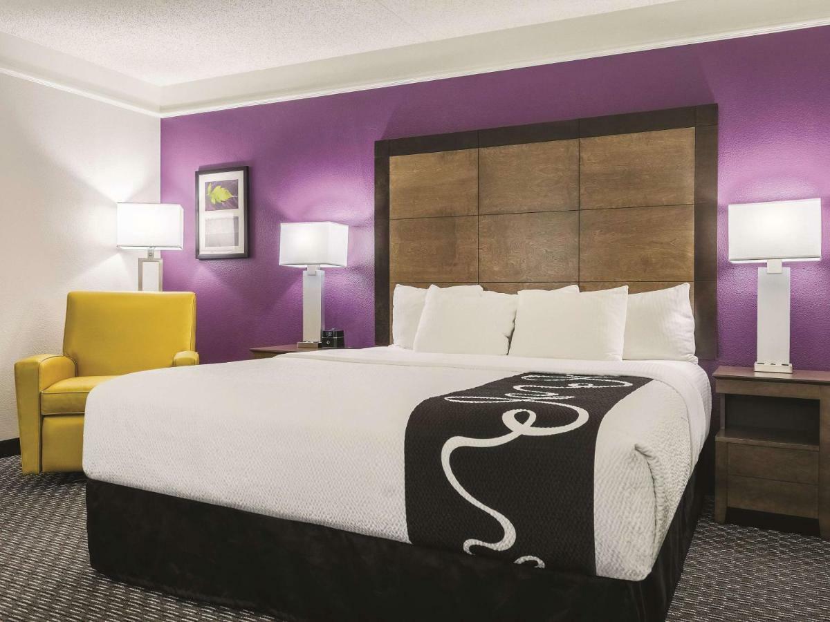 King Room with Mobility Access and Bath tub - Non-Smoking