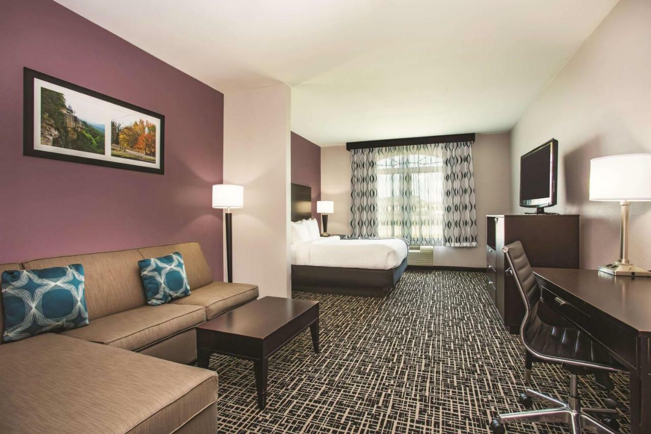 Deluxe Executive King Suite - Non-Smoking
