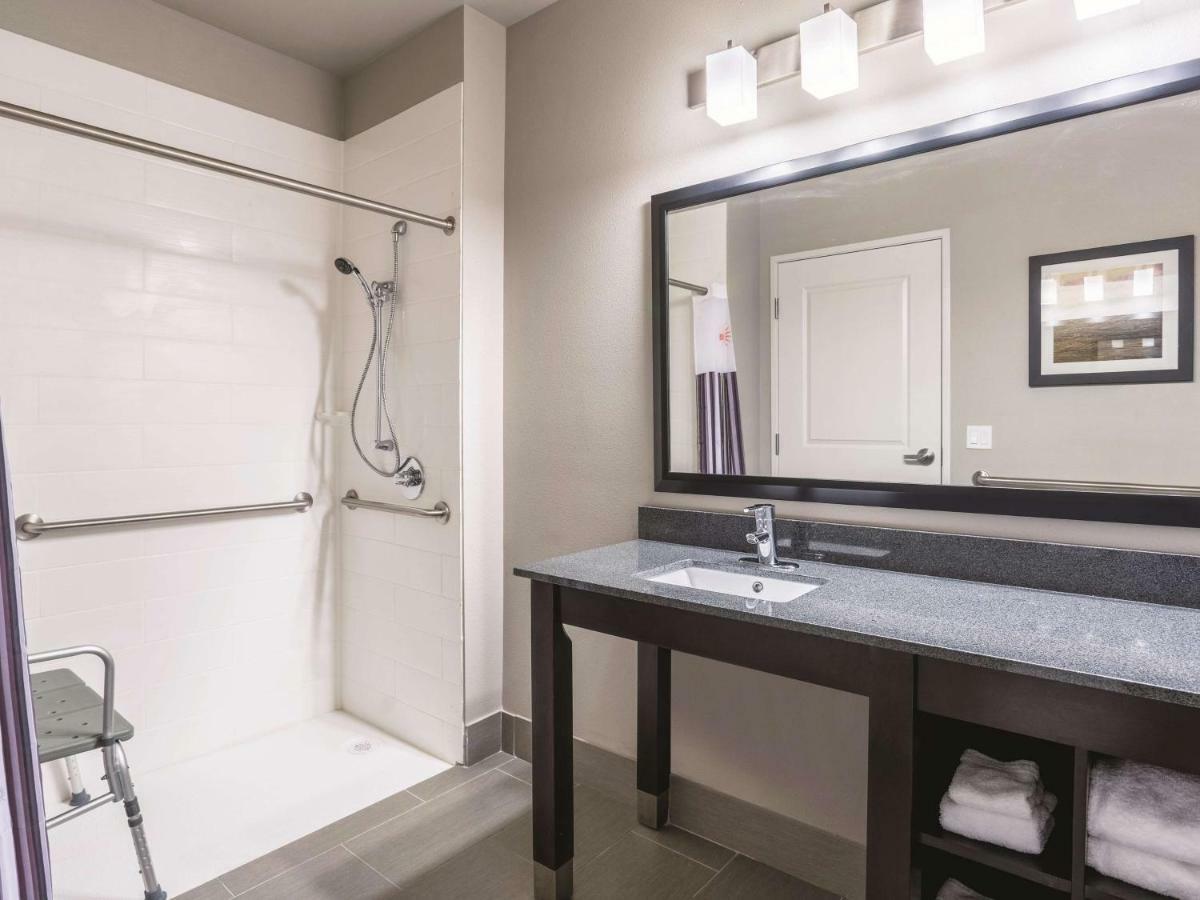 Deluxe King Suite - Mobility Access/Non-Smoking