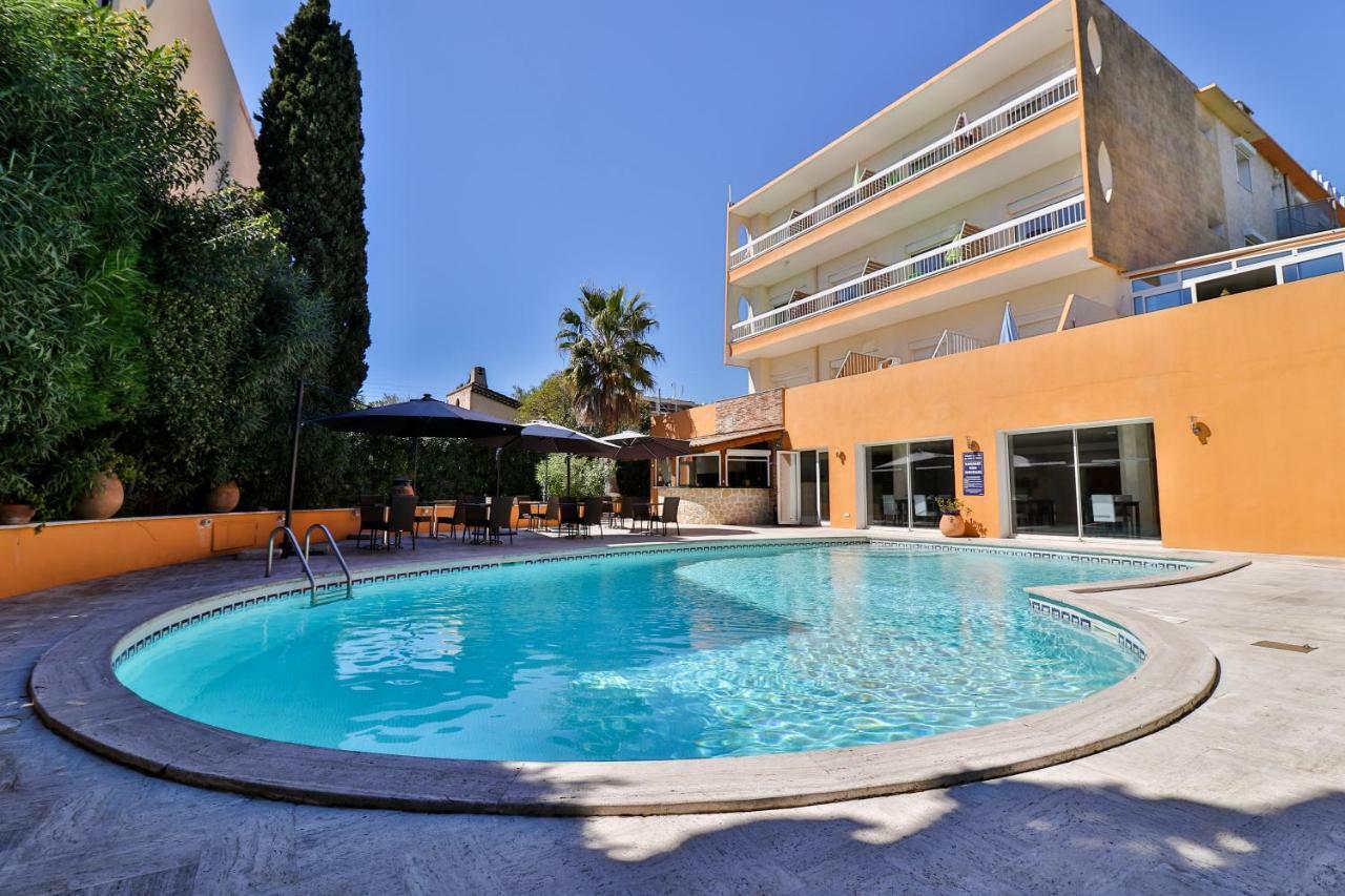 Chambre Supérieure Double ou Lits Jumeaux avec Balcon - Vue sur la Piscine