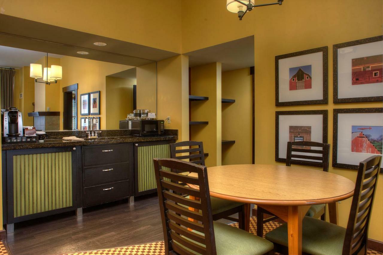 Deluxe Double Queen Suite