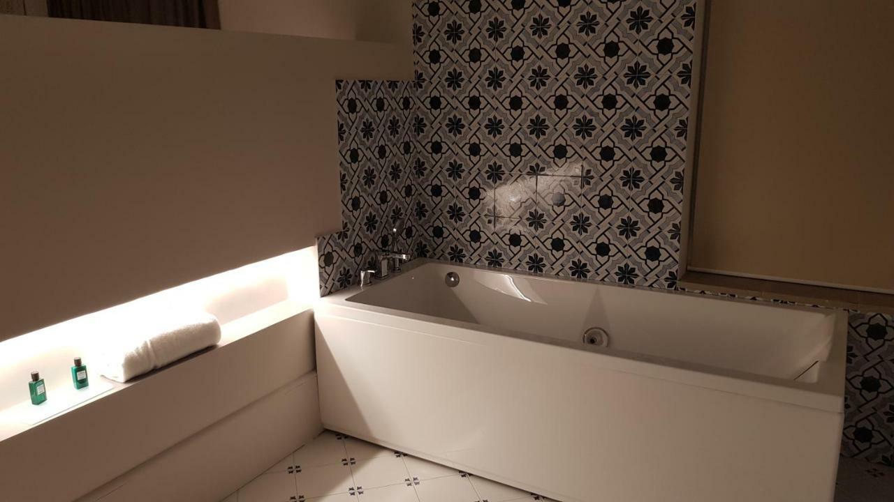 Queen Suite with Spa Bath