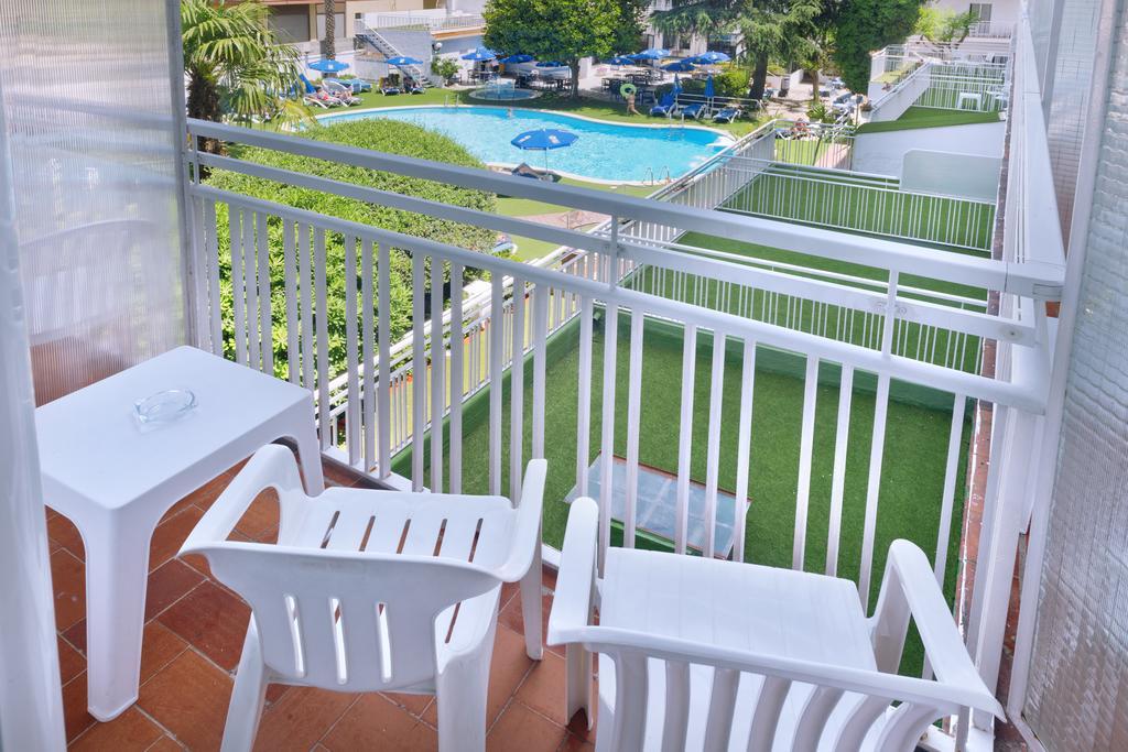 Apartamento con balcón y vistas a la piscina (2-4 adultos)